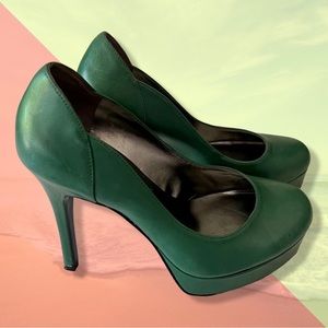 Guess Green High Platform Heel shoes, Size 7, mint condition